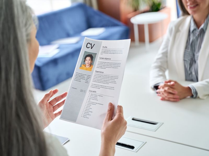 Jak powinno wyglądać cv i co musi zawierać? W dzisiejszym konkurencyjnym świecie rynku pracy, profesjonalne i skuteczne Curriculum Vitae jest kluczem do zdobycia wymarzonej pracy. To pierwszy dokument, który potencjalny pracodawca widzi, dlatego warto poświęcić mu odpowiednią uwagę. W artykule tym przyjrzymy się temu, jak powinno wyglądać CV oraz jakie informacje musi zawierać, aby przyciągnęło uwagę rekrutera. Czym jest Curriculum Vitae? Curriculum Vitae, zwane również CV, to dokument, który przedstawia naszą wiedzę, doświadczenie i umiejętności w kontekście zawodowym. Jest rodzajem życiorysu, który ma na celu przekazać pracodawcy najważniejsze informacje o naszej karierze zawodowej. W CV powinniśmy zawrzeć nasze dane osobowe, takie jak imię i nazwisko, adres, numer telefonu i adres e-mail. Następnie powinniśmy wymienić nasze wykształcenie, wraz z tytułami naukowymi, które uzyskaliśmy. Kolejnym ważnym elementem jest przedstawienie naszego doświadczenia zawodowego, wraz z informacjami dotyczącymi stanowisk, na których pracowaliśmy, oraz opisem zadań, które wykonywaliśmy. CV powinno również zawierać informacje na temat naszych umiejętności, takich jak znajomość języków obcych, umiejętności techniczne, a także umiejętności interpersonalne. Warto również dołączyć listę naszych zainteresowań i osiągnięć, które mogą być istotne dla potencjalnego pracodawcy.  Co zrobić, żeby CV wyglądało dobrze? Aby CV wyglądało dobrze, należy wziąć pod uwagę kilka kluczowych kwestii. Przede wszystkim, ważne jest, aby zachować czytelność i przejrzystość dokumentu. CV powinno być uporządkowane w sposób logiczny, z odpowiednio dobranymi nagłówkami i punktami. Warto również zadbać o spójny i atrakcyjny wygląd graficzny, poprzez wykorzystanie czytelnej czcionki, odpowiedniej wielkości nagłówków i staranne ułożenie treści. Kolejnym ważnym elementem jest dopasowanie CV do konkretnej oferty pracy lub branży, poprzez uwypuklenie odpowiednich kompetencji i doświadczenia. Należy także pamiętać, aby przedstawić swoje osiągnięcia w sposób jasny i konkretny. Co powinno zawierać CV? Curriculum Vitae, to dokument, który ma za zadanie przedstawić nasze doświadczenie, wykształcenie, umiejętności i osiągnięcia zawodowe potencjalnym pracodawcom. Oto główne elementy, które powinny znaleźć się w CV: Dane osobowe - Na górze strony powinny znaleźć się podstawowe informacje, takie jak imię i nazwisko, adres, numer telefonu, adres e-mail. Cel zawodowy lub streszczenie - Krótka sekcja, w której przedstawiamy swoje cele zawodowe lub streszczamy swoje doświadczenie i umiejętności. Doświadczenie zawodowe - W tej sekcji wymieniamy swoje poprzednie stanowiska pracy od najnowszego do najstarszego. Dla każdej pozycji podajemy nazwę firmy, datę zatrudnienia, stanowisko oraz opis głównych obowiązków i osiągnięć. Wykształcenie - W tej sekcji uwzględniamy informacje o swoim wykształceniu, w kolejności od najwyższego stopnia naukowego. Warto uwzględnić nazwę uczelni, kierunek studiów, daty ukończenia lub uzyskania stopnia oraz ewentualne wyróżnienia lub osiągnięcia akademickie. Umiejętności - Tutaj wymieniamy swoje umiejętności zawodowe, takie jak języki obce, programy komputerowe, narzędzia specjalistyczne, umiejętności interpersonalne, czy certyfikaty i kursy zawodowe. Dodatkowe informacje - Jeśli posiadamy dodatkowe informacje, które są istotne dla naszej kariery, takie jak publikacje, konferencje, wolontariat, czy hobby związane z zawodem, możemy je uwzględnić w osobnej sekcji. Zainteresowania - Opcjonalnie, możemy dodać sekcję z zainteresowaniami osobistymi, które są związane z naszą karierą lub mogą świadczyć o umiejętnościach lub cechach osobistych. Jak powinno wyglądać CV osoby bez doświadczenia? CV osoby bez doświadczenia powinno zawierać pewne elementy, które pomogą w zwróceniu uwagi potencjalnego pracodawcy. Powinno zawierać sekcje takie jak informacje kontaktowe, cel zawodowy, wykształcenie oraz umiejętności i kursy. W sekcji informacji kontaktowych powinny znaleźć się imię i nazwisko, adres zamieszkania, numer telefonu oraz adres e-mail. Cel zawodowy powinien mówić, czego osoba oczekuje od pracy, jakie umiejętności i doświadczenie chce zdobyć. W sekcji wykształcenie warto wymienić szkoły, uczelnie i kierunki, jakie się ukończyło lub obecnie jest się studentem. W sekcji umiejętności i kursy warto wymienić zdobyte umiejętności, takie jak znajomość języków obcych, umiejętność obsługi narzędzi komputerowych czy umiejętności interpersonalne. Osoba bez doświadczenia może równie dobrze przedstawić swoje mocne strony, takie jak dobra organizacja pracy, umiejętność szybkiego uczenia się czy kreatywność. Ważne jest, aby CV było czytelne, estetyczne i zawierało rzetelne informacje. 